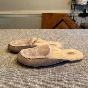 Ugg 8.5 super comfy gray soft slippers!!